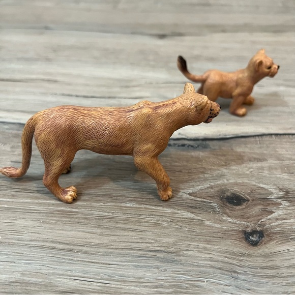 National Geographic Mountain Lion and Cubs Figurine - Picture 5 of 5